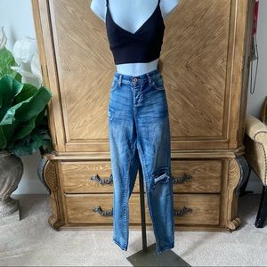 Vanilla Sky distressed ripped mid rise jegging